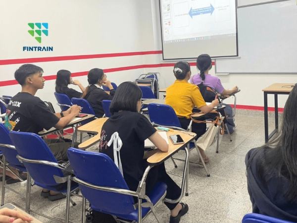 hoat-dong-fintrain-2