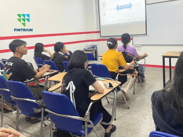 hoat-dong-fintrain-2